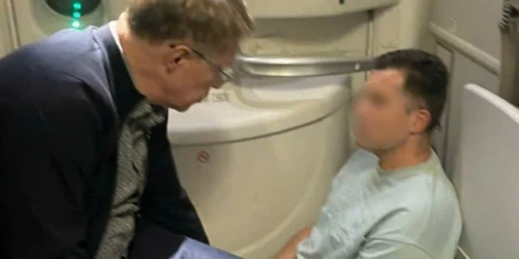 Tiếp viên kể phút khẩn cấp Bộ trưởng Nga cứu khách trên máy bay đến Hà Nội