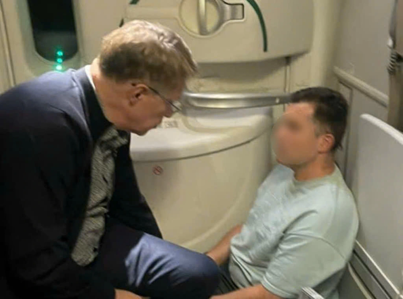 Tiếp viên kể phút khẩn cấp Bộ trưởng Nga cứu khách trên máy bay đến Hà Nội