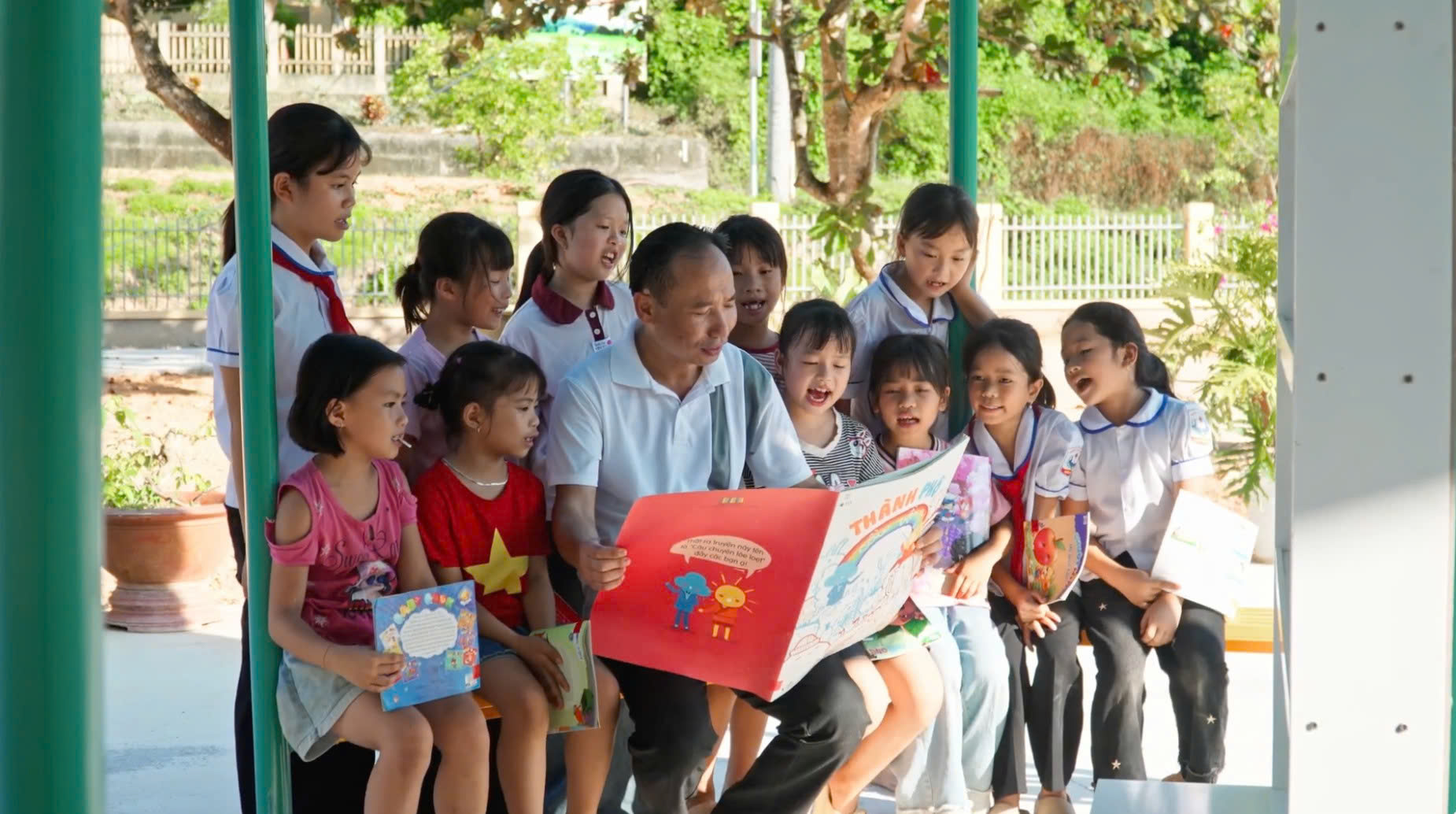 Vietnam Airlines trao tặng hệ thống thư viện và chăn ấm cho học sinh Trường Tiểu học 19-8
