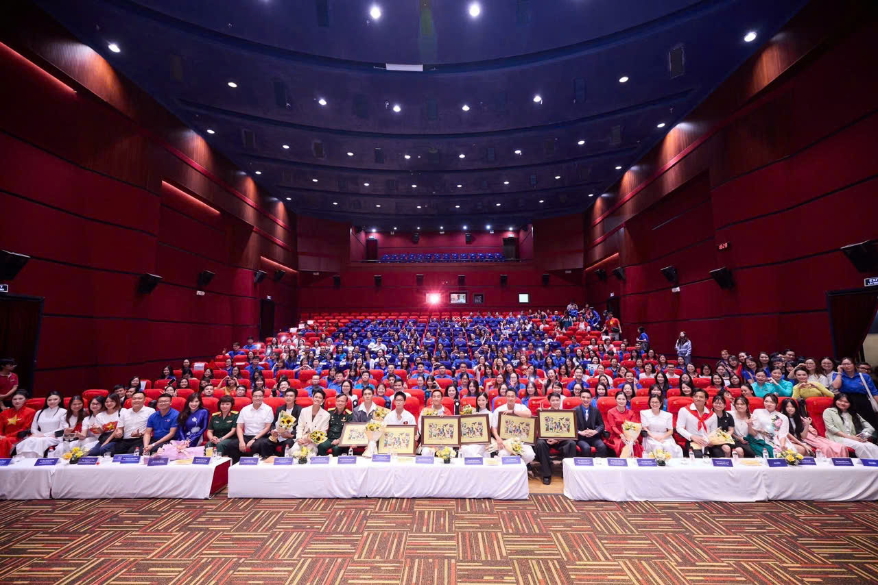 Tuổi trẻ Vietnam Airlines tổ chức sinh hoạt chính trị qua phim Mưa đỏ.