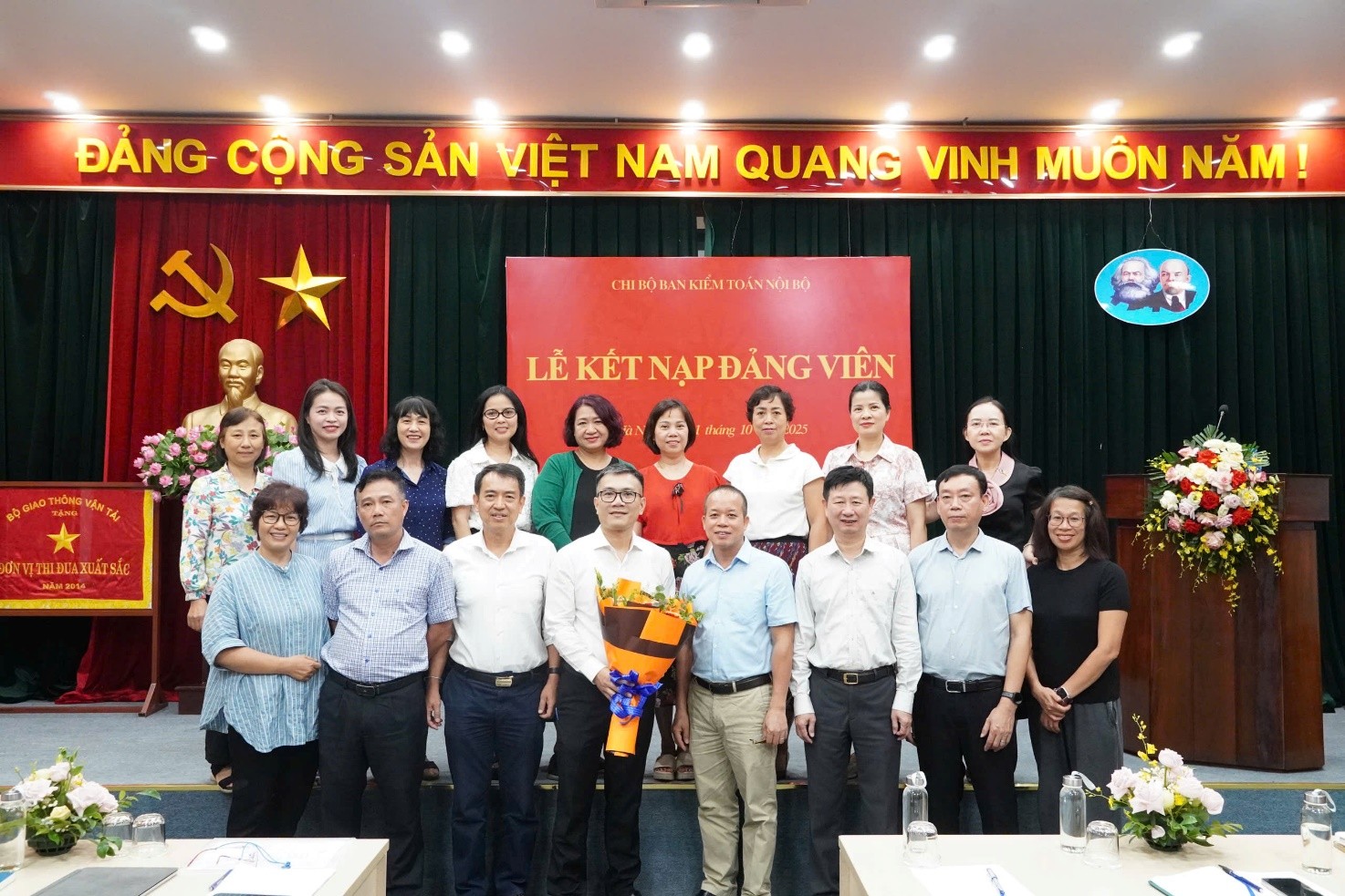 Chi bộ Ban Kiểm toán Nội bộ Tổng công ty Hàng không Việt Nam long trọng tổ chức lễ kết nạp đảng viên mới