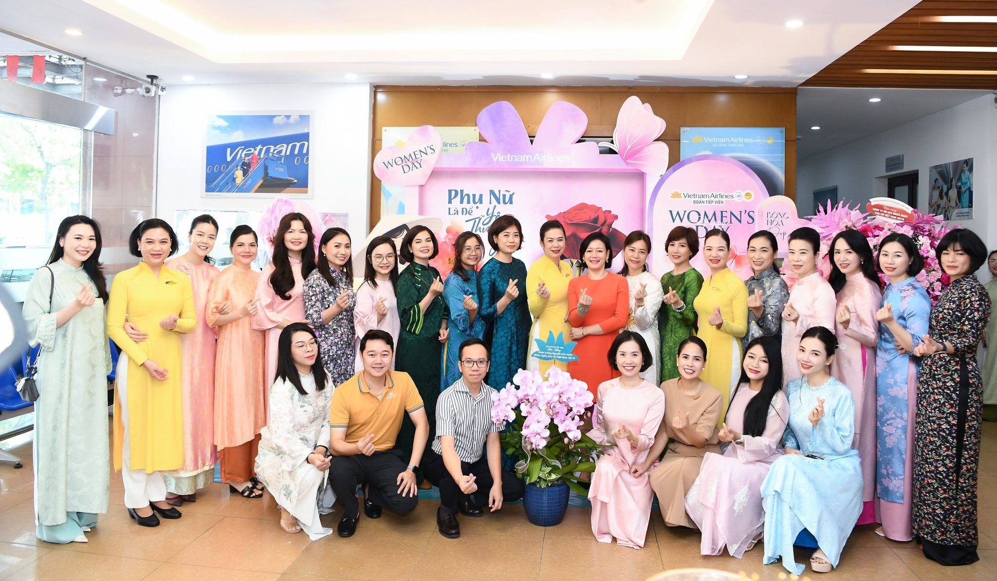Đoàn Tiếp viên Vietnam Airlines – Rạng rỡ sắc hồng tháng Mười, tôn vinh phụ nữ bầu trời