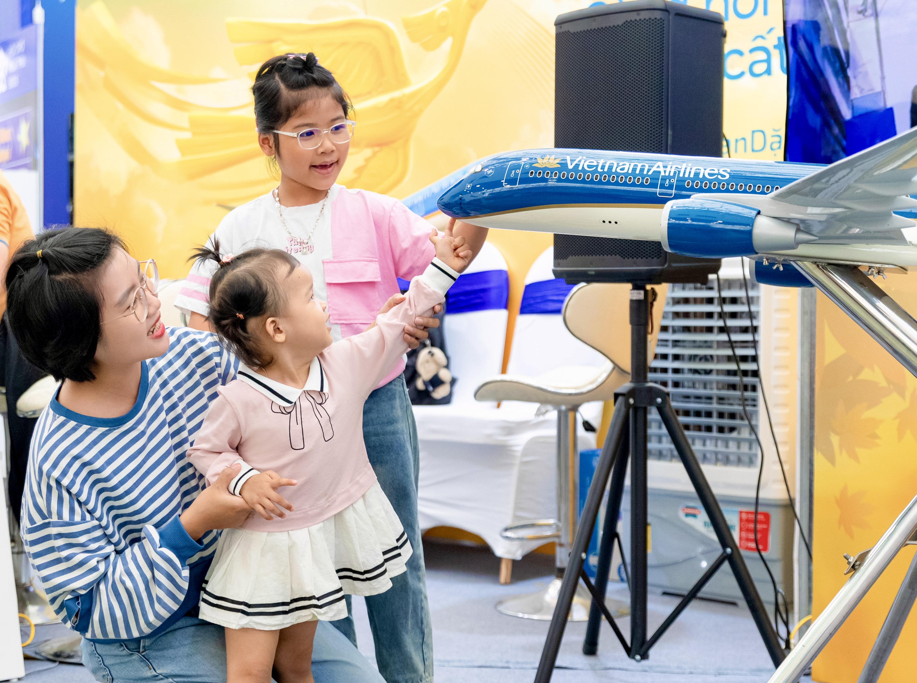 Gian hàng Vietnam Airlines hút khách tham quan tại Hội chợ Mùa thu 2025