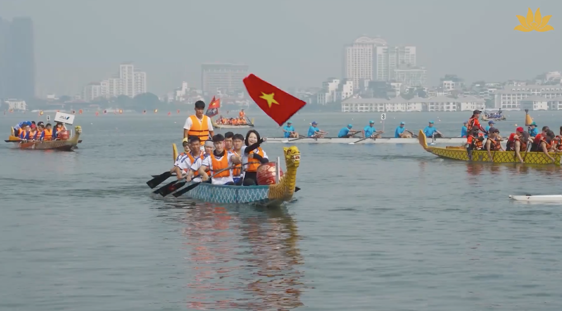 [VNA What] Sôi động Giải Thuyền rồng – Ván SUP tại Hồ Tây