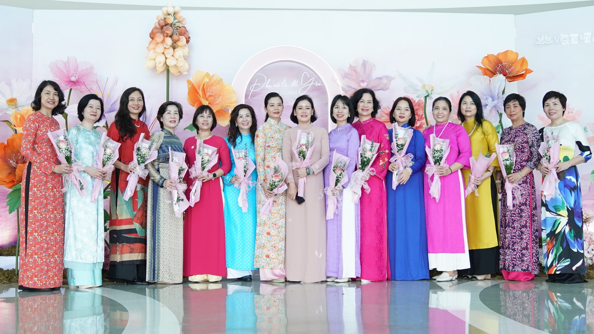 Tháng 10 dành riêng cho những đóa hoa VNA