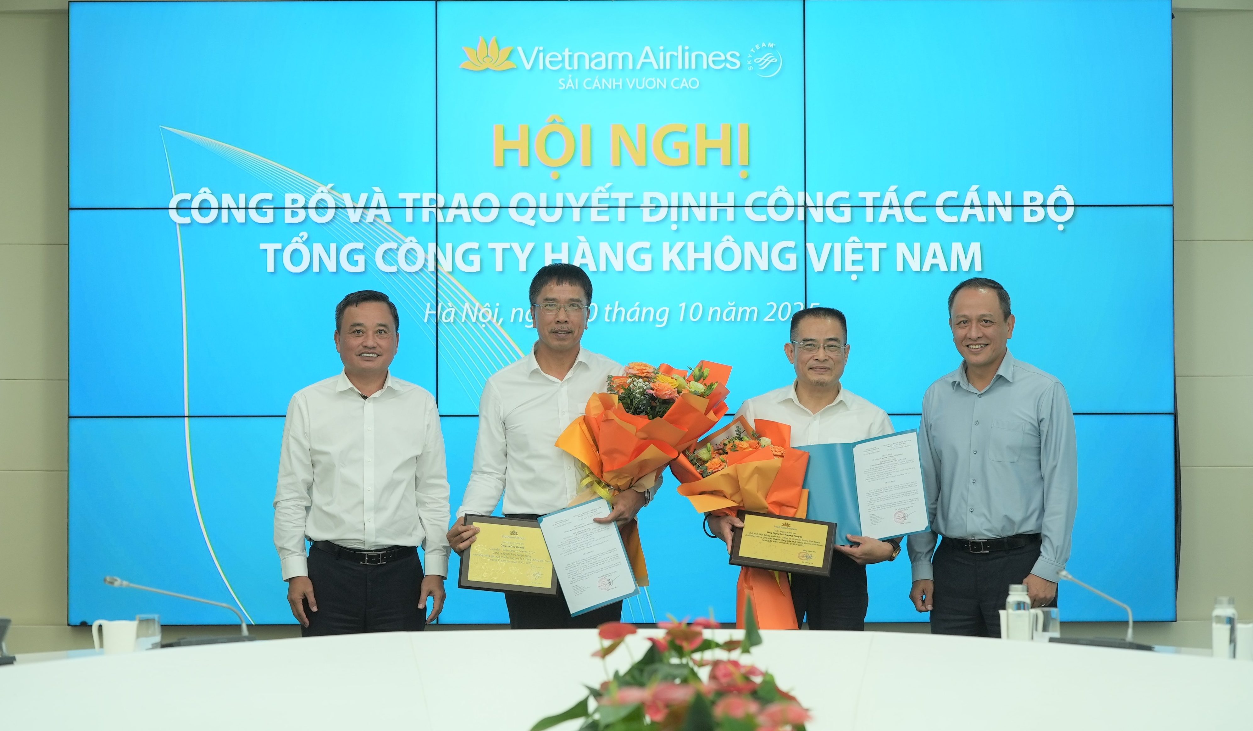 Lãnh đạo TCT trao quyết định nghỉ hưu cho Chủ tịch HĐQT SABRE và Giám đốc VASCO