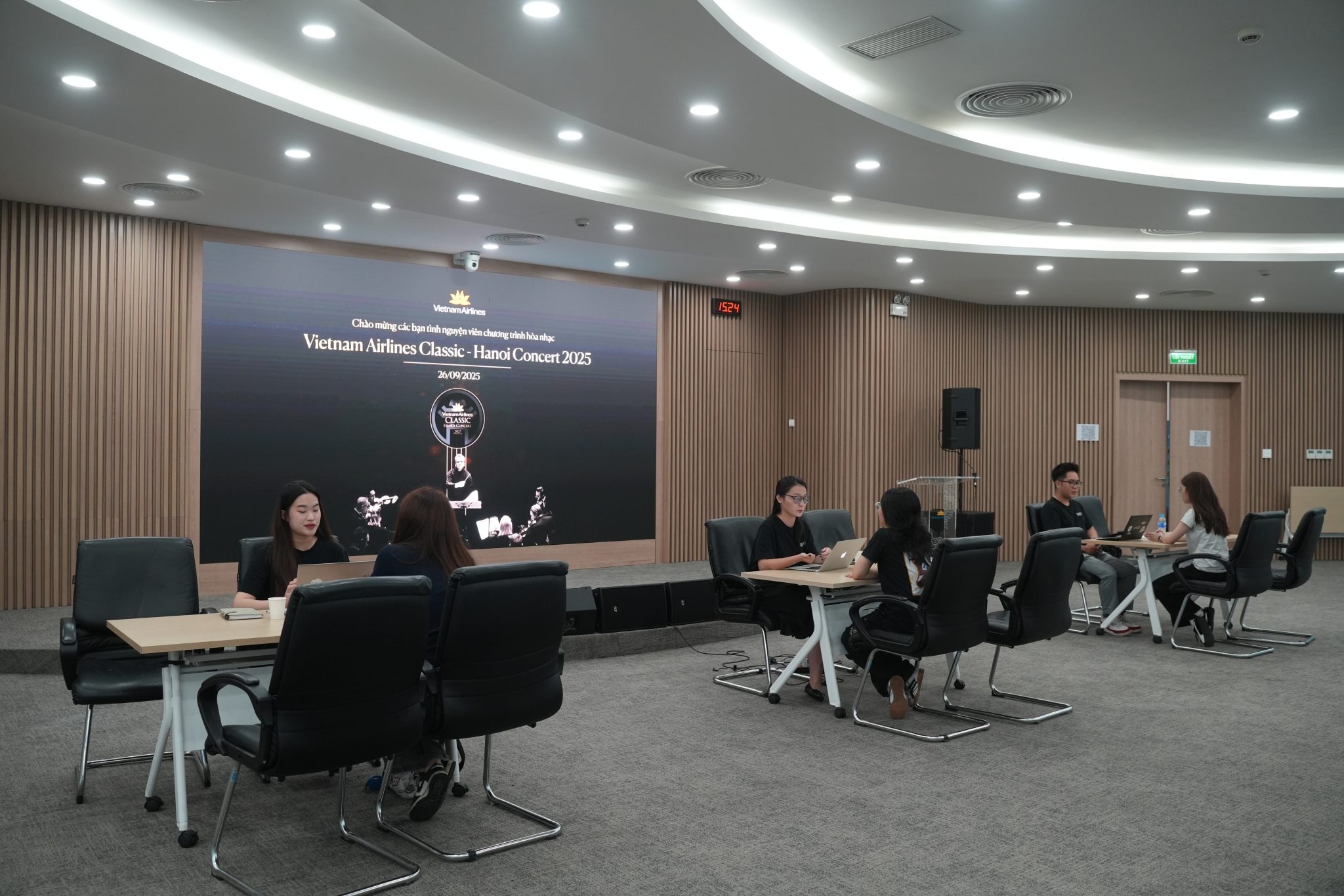 Tình nguyện viên Vietnam Airlines Classic – Hanoi Concert: Từ vai trò thầm lặng sau cánh gà đến sứ mệnh lan tỏa văn hóa