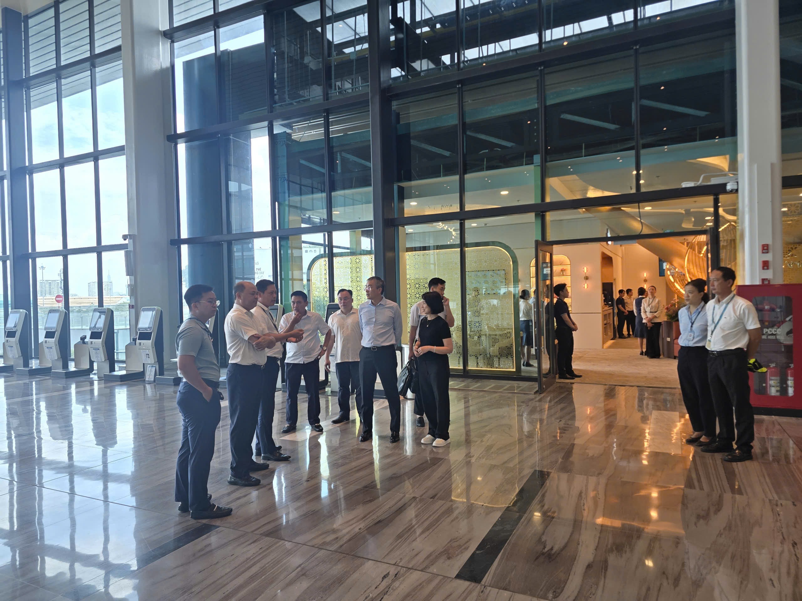 Chủ tịch HĐQT Vietnam Airlines khảo sát Check-in Lounge T3 Tân Sơn Nhất trước thềm khai trương