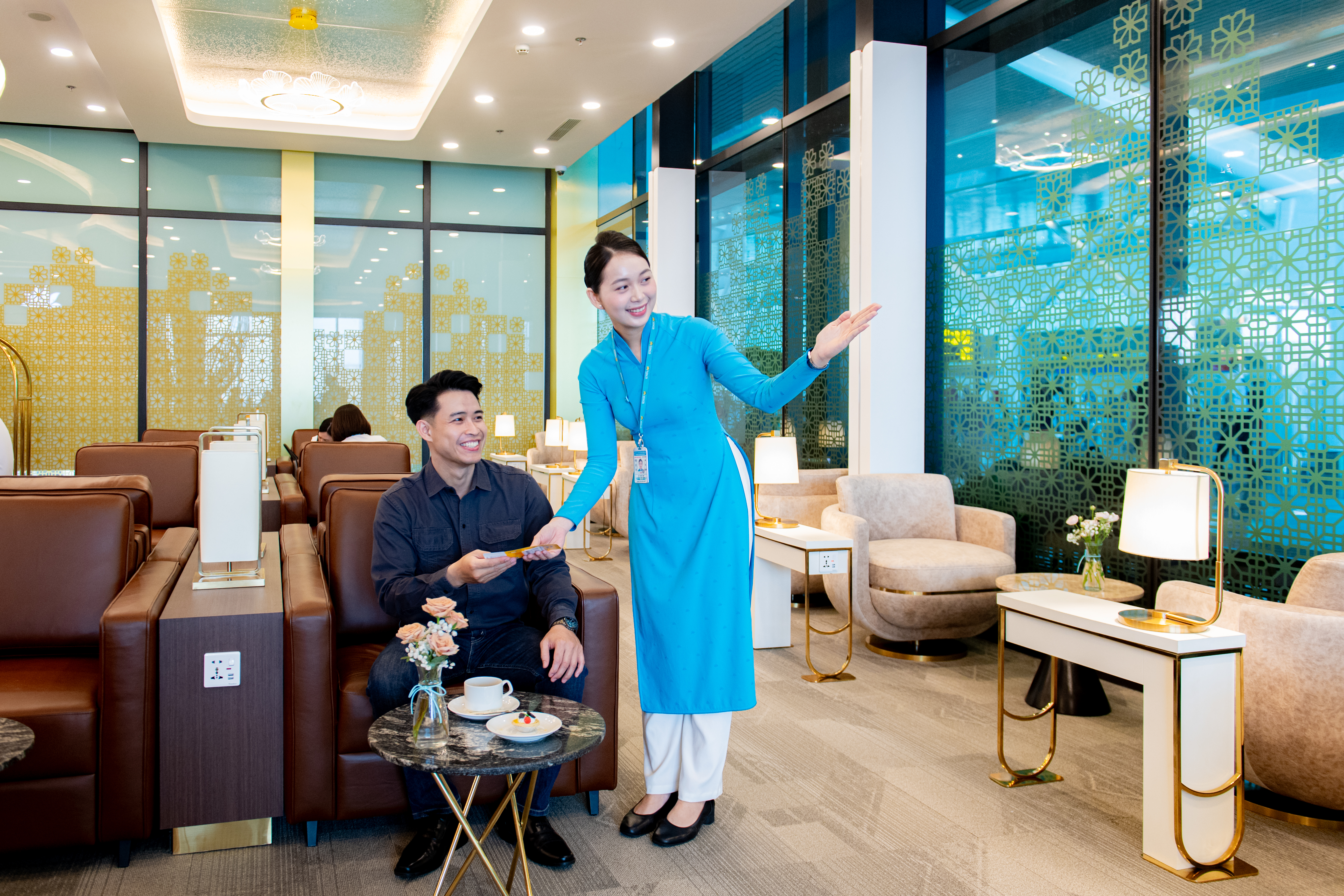 [VNA WHAT] Hành trình trải nghiệm dịch vụ mới Check-in Lounge tại Nhà ga T3