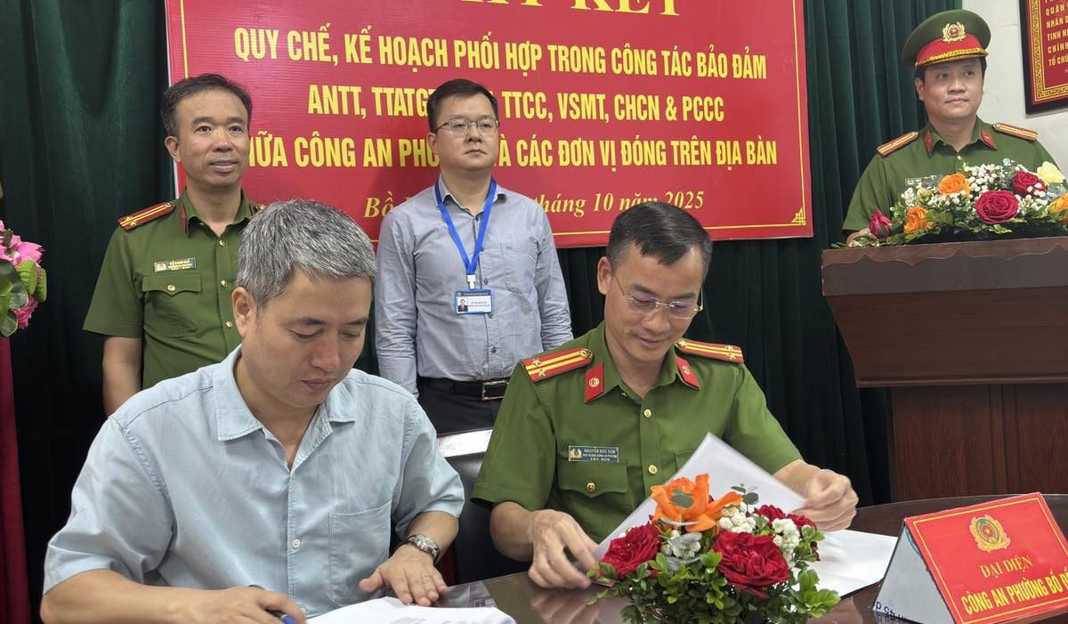 Vietnam Airlines và Công an phường Bồ Đề, Hà Nội ký kết quy chế phối hợp “5 trong 1”