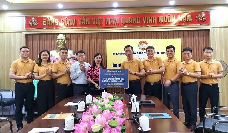 Vietnam Airlines ủng hộ đồng bào hai tỉnh Hà Tĩnh và Thanh Hóa khắc phục hậu quả bão lũ