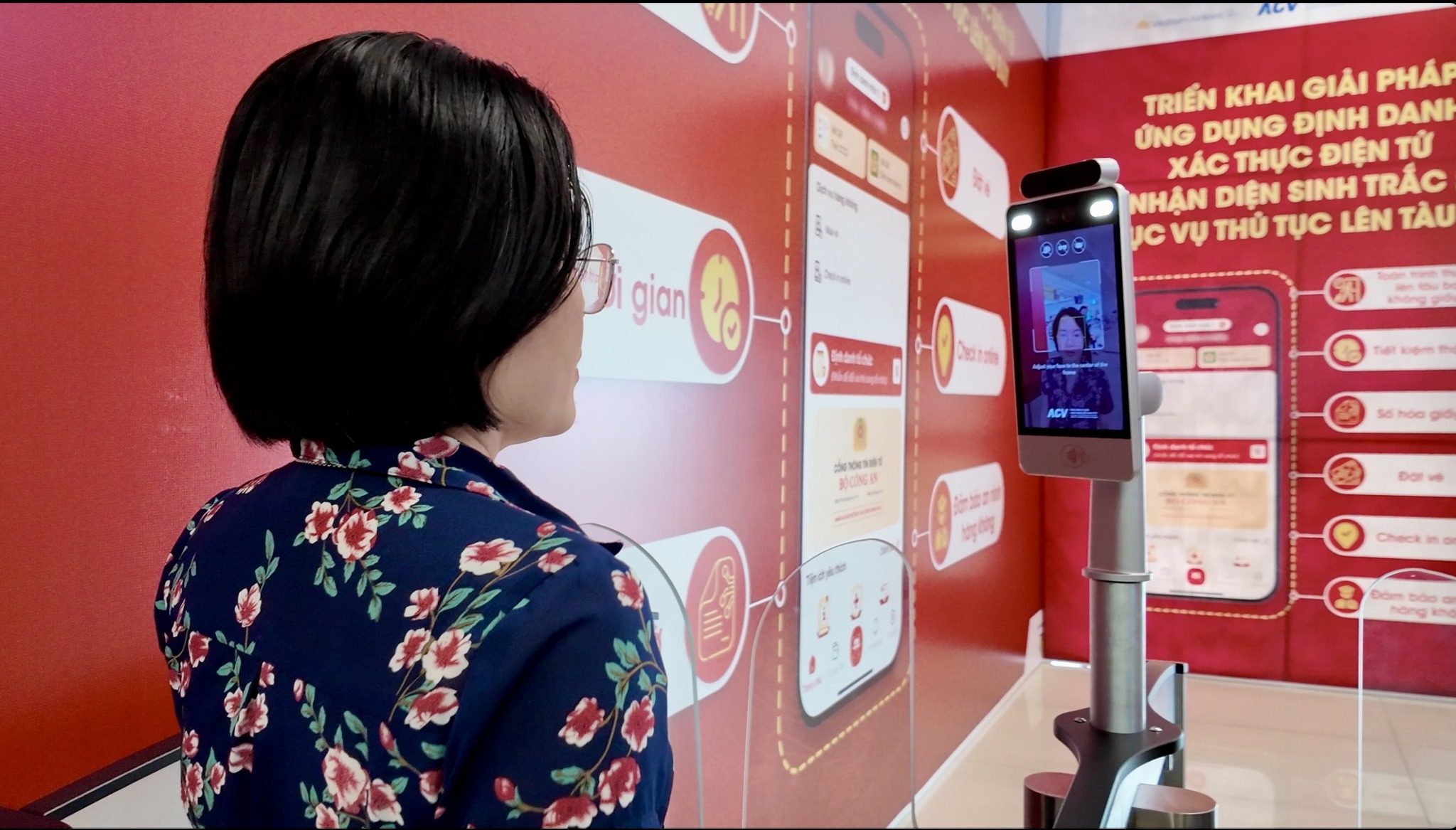 CBNV Vietnam Airlines chủ động làm thủ tục trước chuyến bay bằng xác thực sinh trắc học từ ngày 1/12