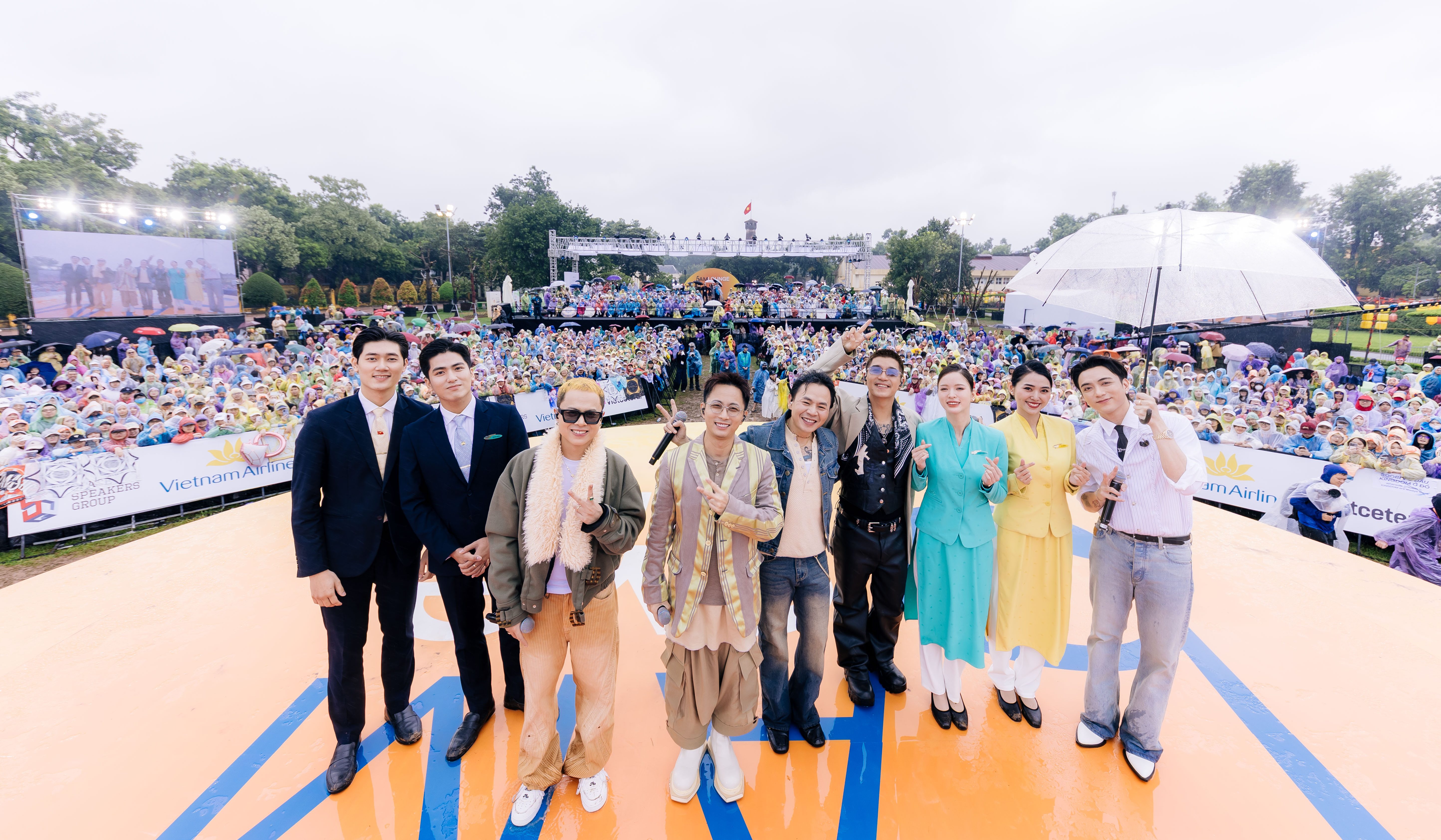 Hàng nghìn khán giả đón bình minh cùng 5AM Concert