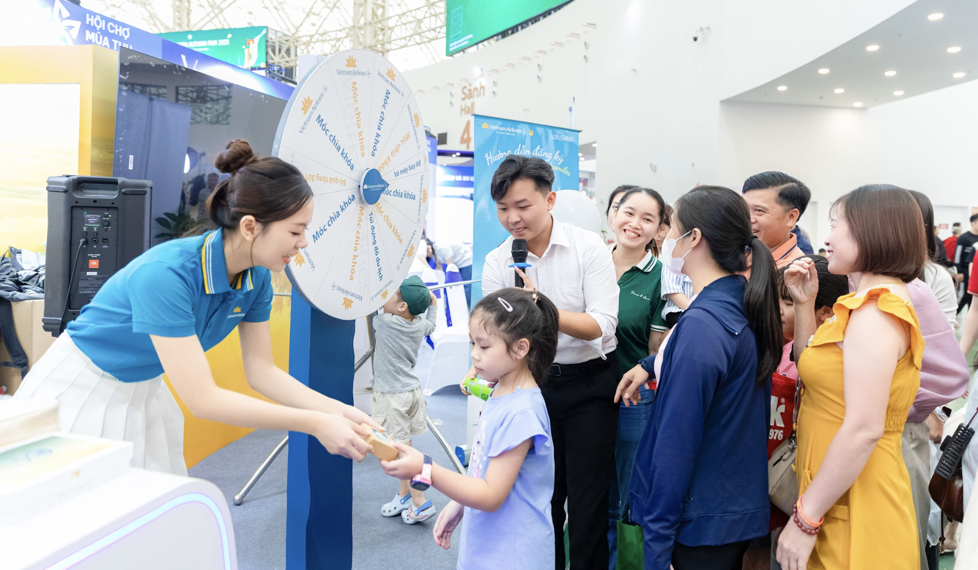 Vietnam Airlines ghi dấu ấn tại Hội chợ Du lịch Mùa Thu 2025