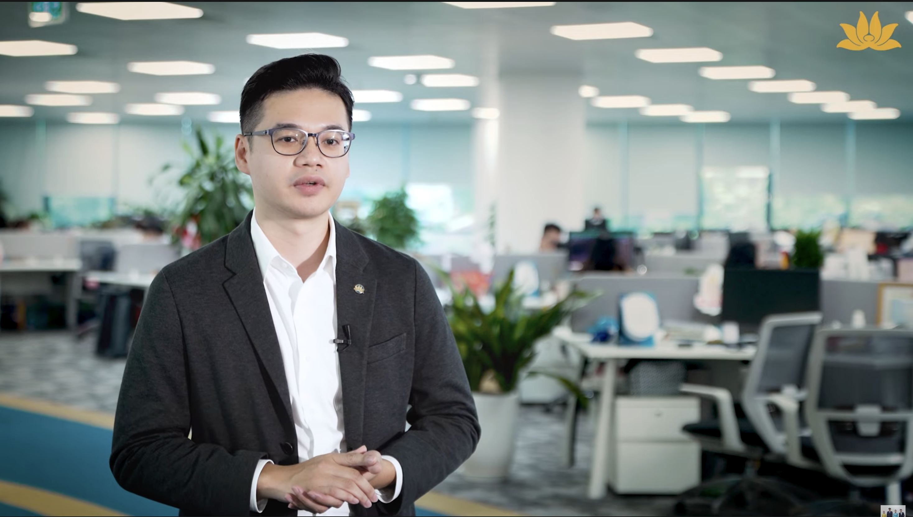 [VNA What] Có gì đằng sau công việc của chuyên viên ban Tiếp thị và bán sản phẩm?