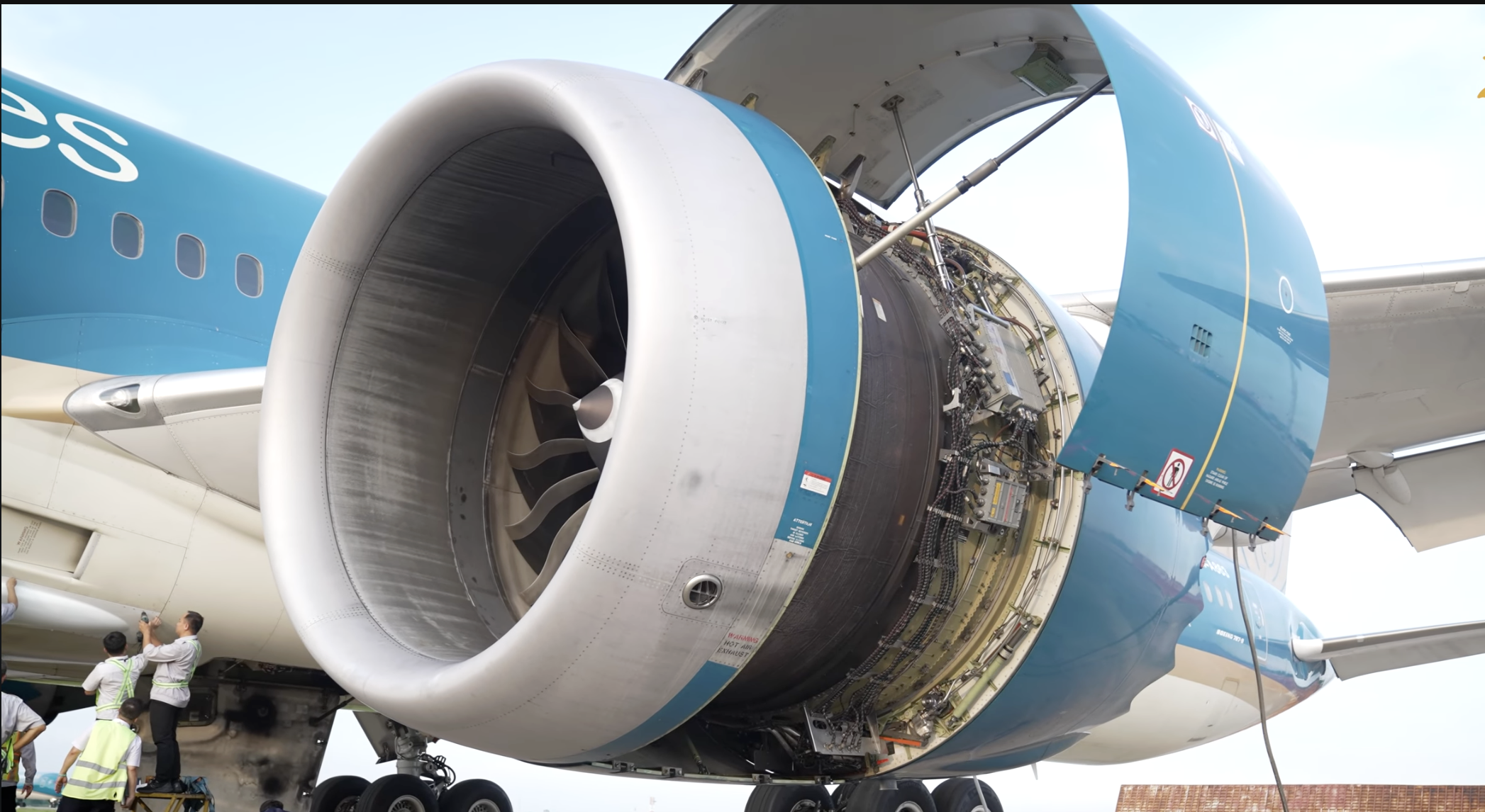 [VNA What] Khám phá quy trình rửa động cơ tại VAECO