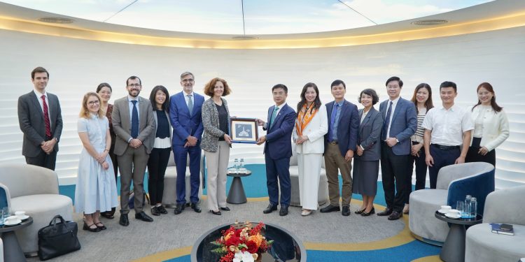 Vietnam Airlines tiếp đón Đoàn Cơ quan Kinh tế và Tổng cục Kho bạc Pháp: Tăng cường đối thoại, mở rộng cơ hội hợp tác