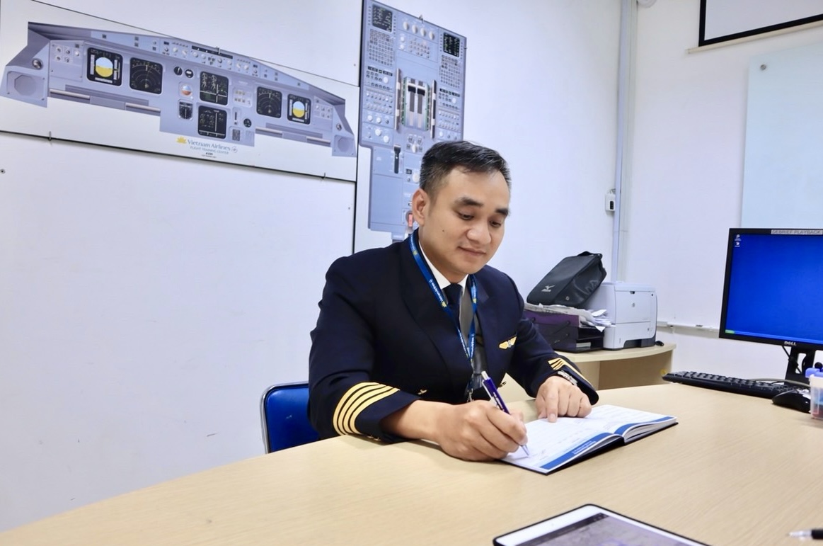 [20/11] Truyền nghề – Truyền bản lĩnh: Tâm huyết của thầy Nguyễn Như Ngọc trong đào tạo phi công Vietnam Airlines