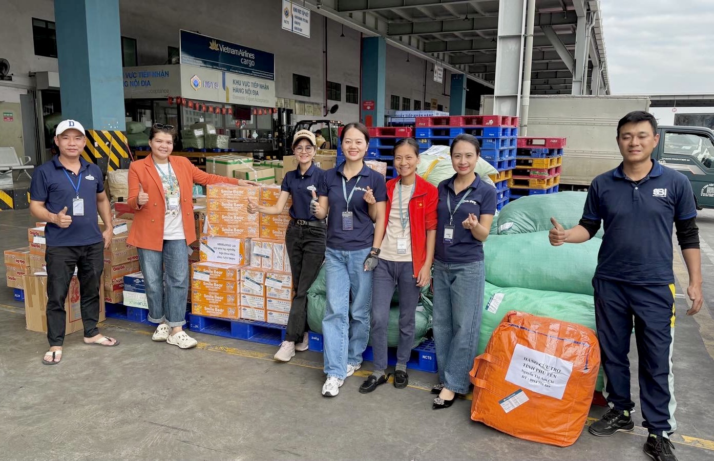 Vietnam Airlines tiếp nhận những tấn hàng hóa hỗ trợ đồng bào vùng mưa lũ miền Trung đầu tiên