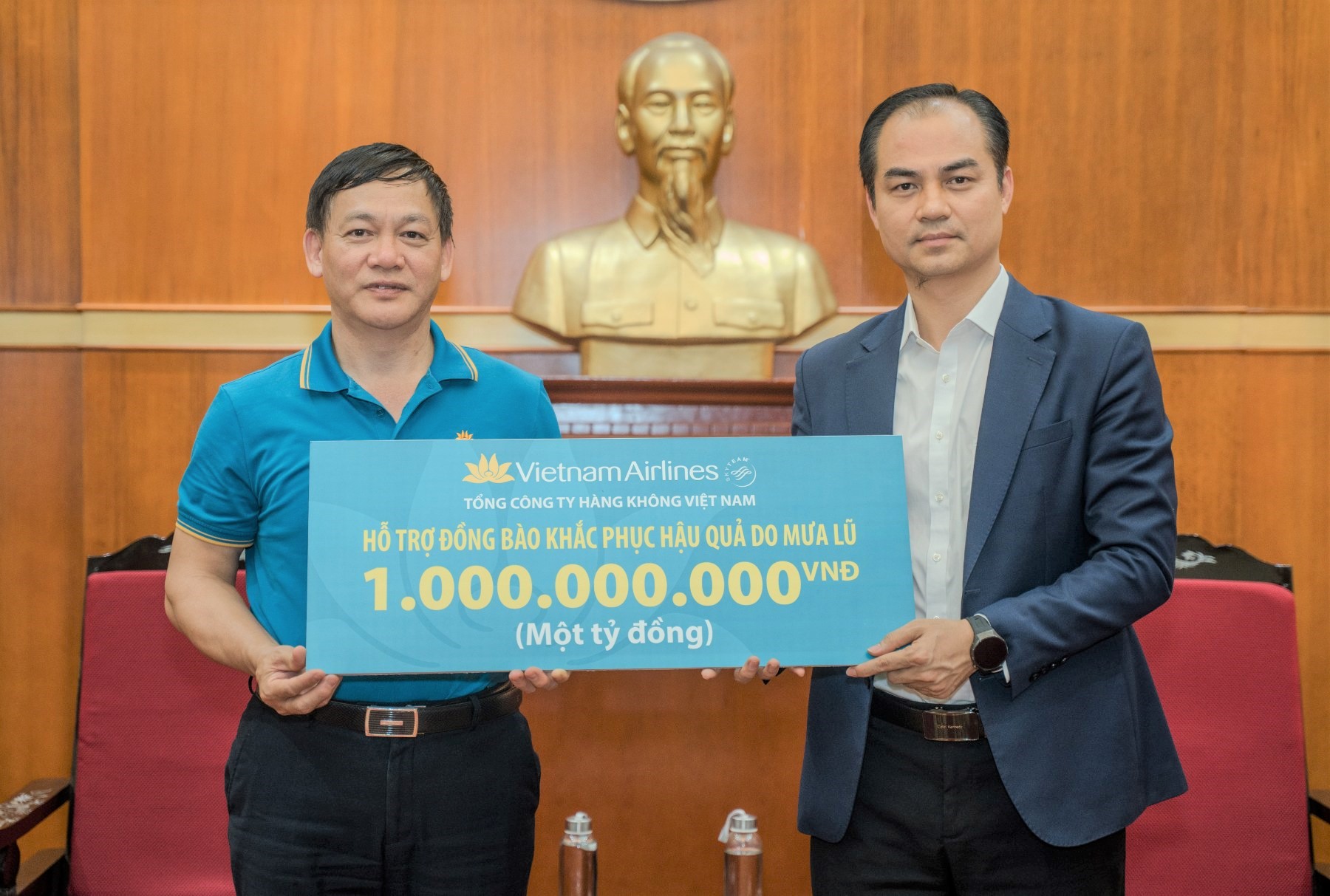 Vietnam Airlines trao 1 tỷ đồng hỗ trợ đồng bào khắc phục hậu quả do mưa lũ