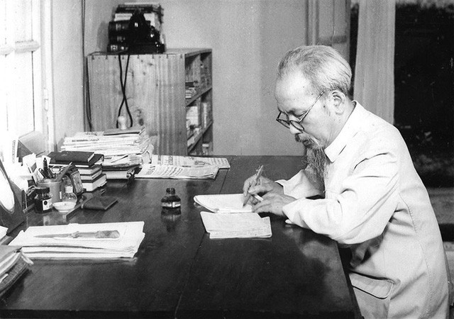 [Búa Liềm Vàng 2025] Học tập và làm theo tư tưởng, đạo đức, phong cách Hồ Chí Minh qua những điều gần gũi với cuộc sống và công việc