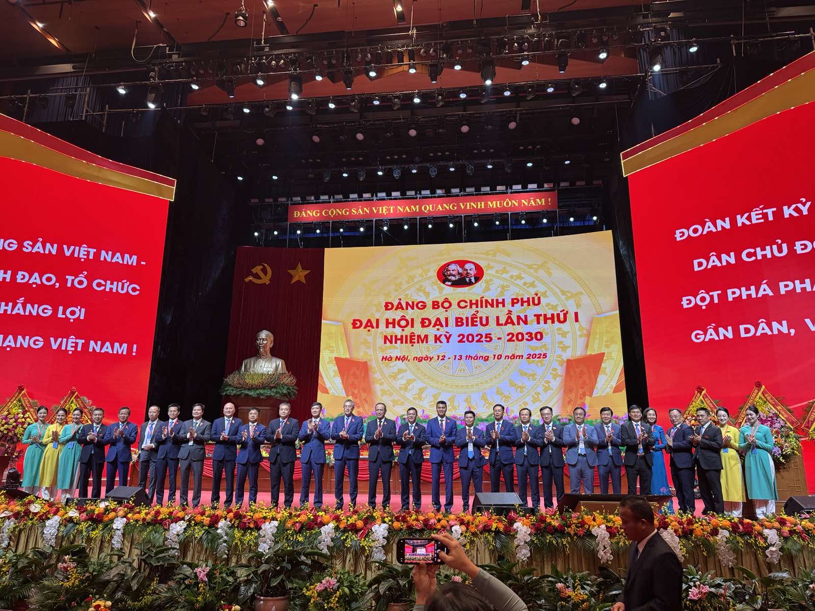 [Búa Liềm Vàng 2025] Vai trò lãnh đạo của Đảng trong phát triển Hãng Hàng không quốc gia Việt Nam thời kỳ hội nhập quốc tế