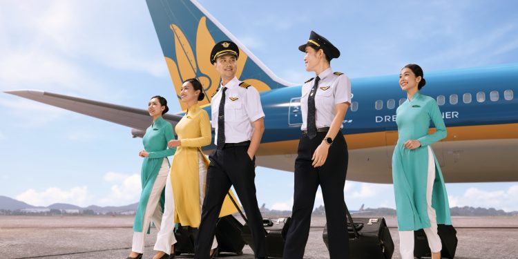 [Búa Liềm Vàng 2025] Tỏa sáng giữa bầu trời – gương Đảng viên tiêu biểu giữa đội ngũ tiếp viên hàng không