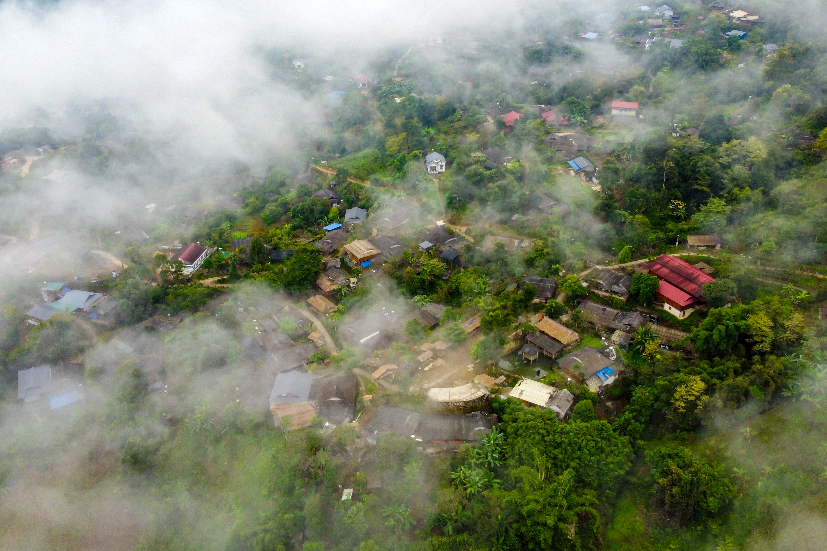Những nếp nhà Mông giữa núi rừng Khun Há